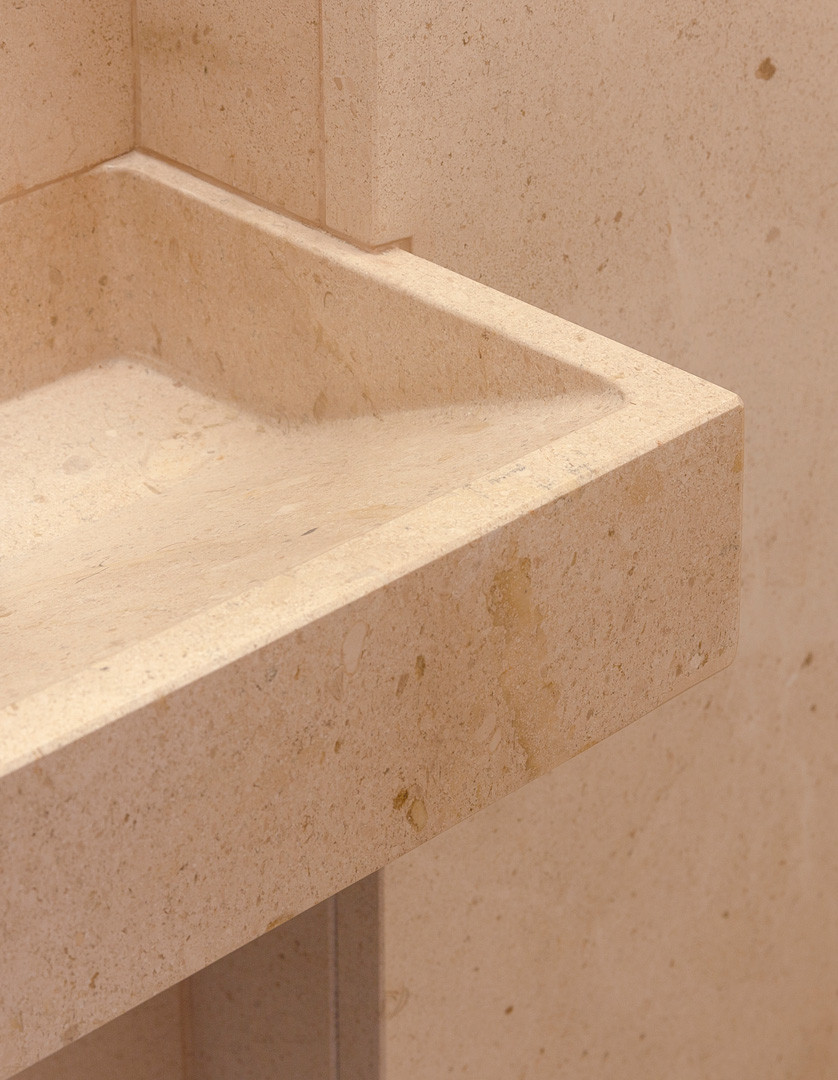 Detalle del lavabo de piedra caliza del apartamento de piedra