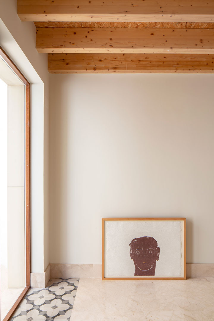 Habitación de la Casa de los Gigantes con techo de madera y un cuadro apoyado en el suelo