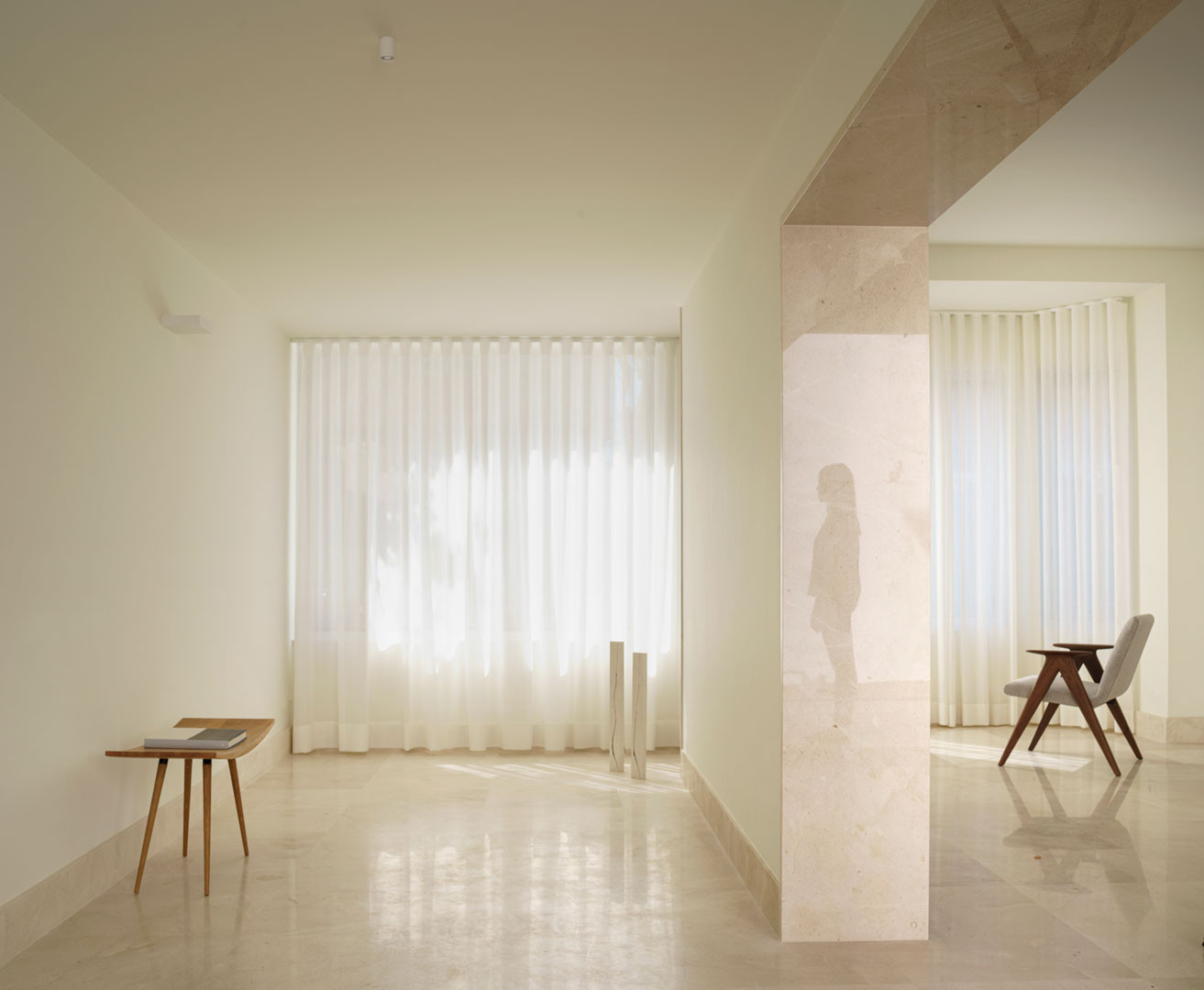 Salón de la Casa del Limonero con cortinas ligeras y luz difusa
