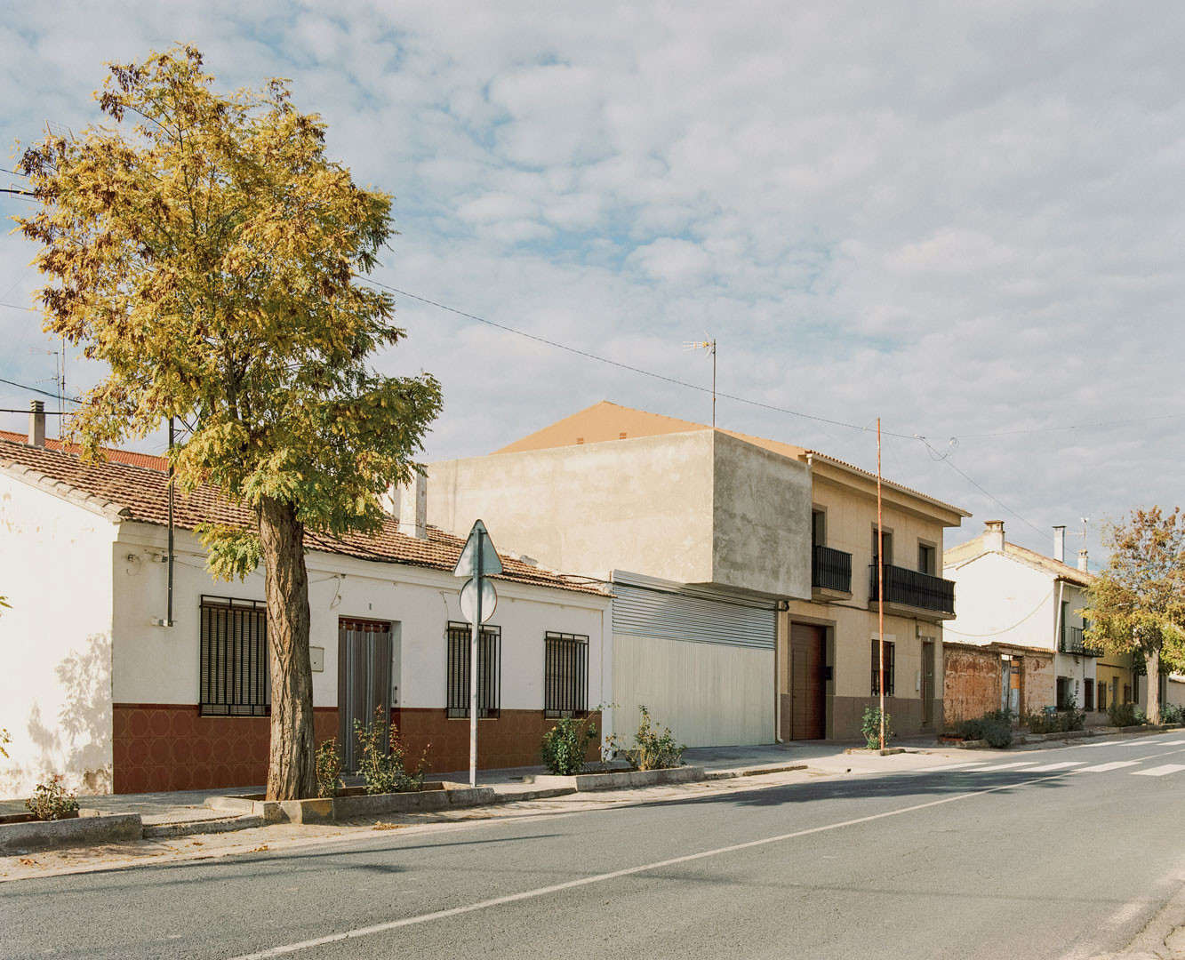 Vista desde la calle de la fachada frontal en Casa Latente