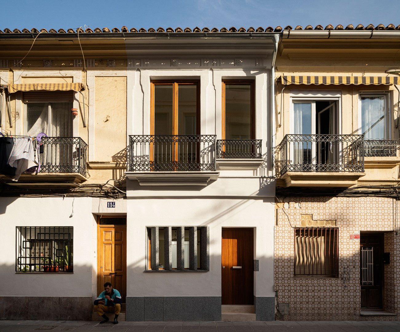 Fachada restaurada de Casa Mirasol en una calle tradicional de El Cabañal, Valencia