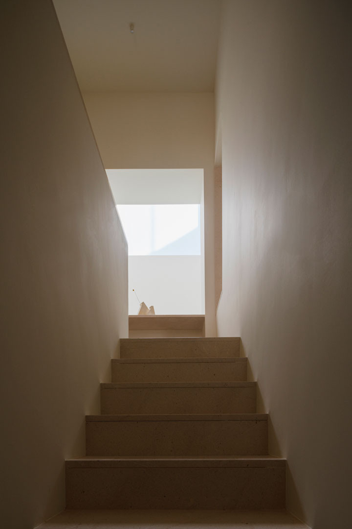 Escalera de piedra caliza de Casa Mirasol ascendiendo hacia la luz