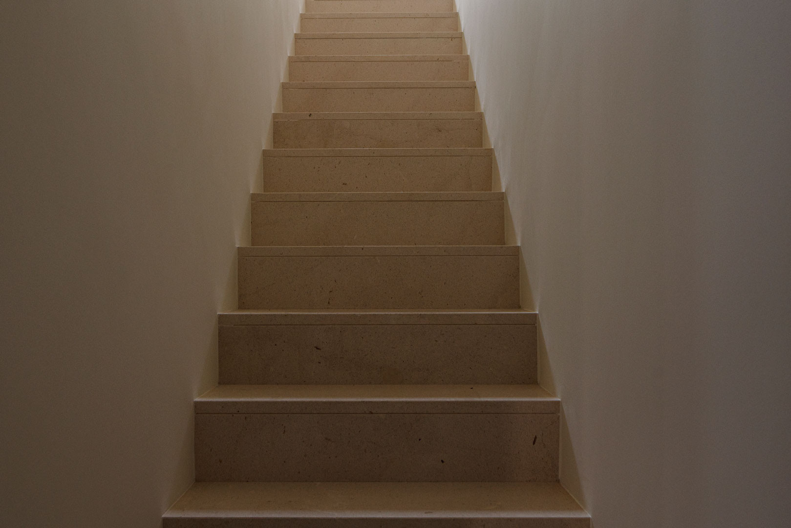 Escalera recta de piedra de Casa Mirasol
