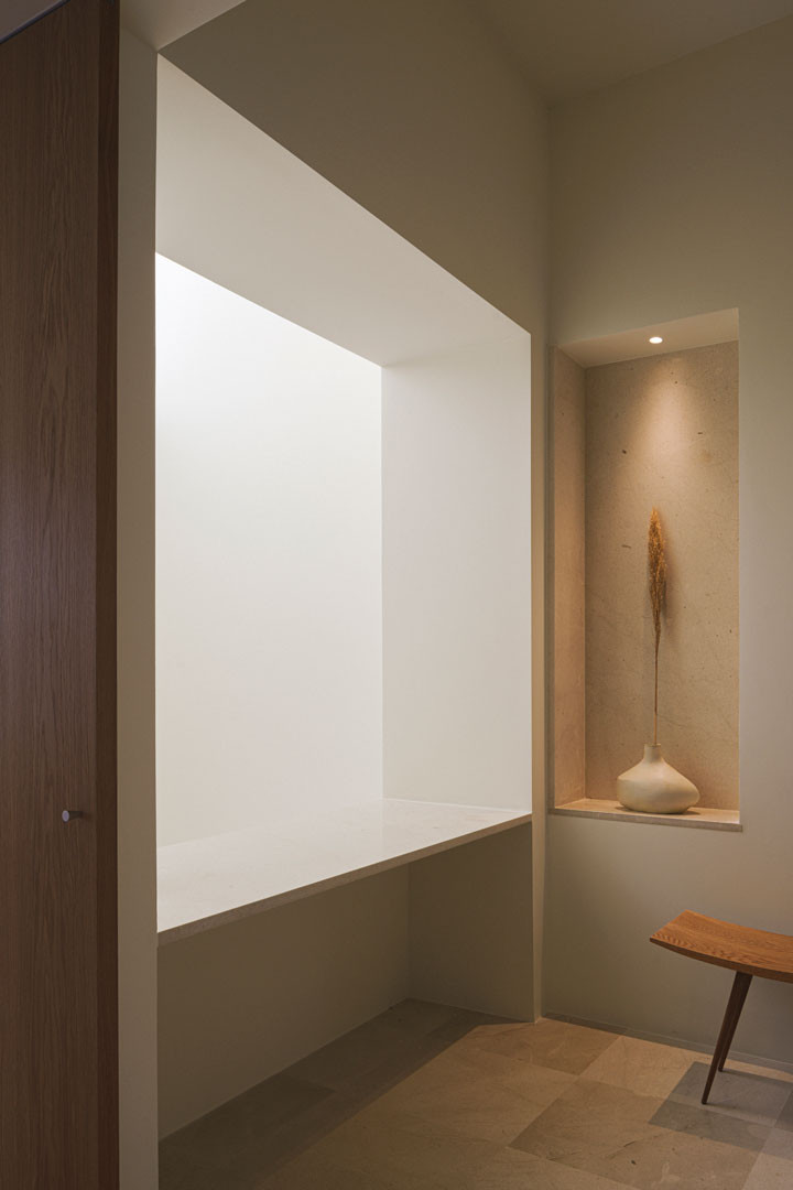 Ventana en hornacina con marco de roble y repisa de piedra en Casa Mirasol