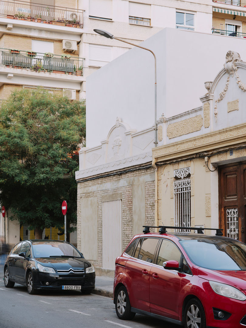 Casa Nido vista desde la calle, con la fachada original y el volumen nuevo tras ella