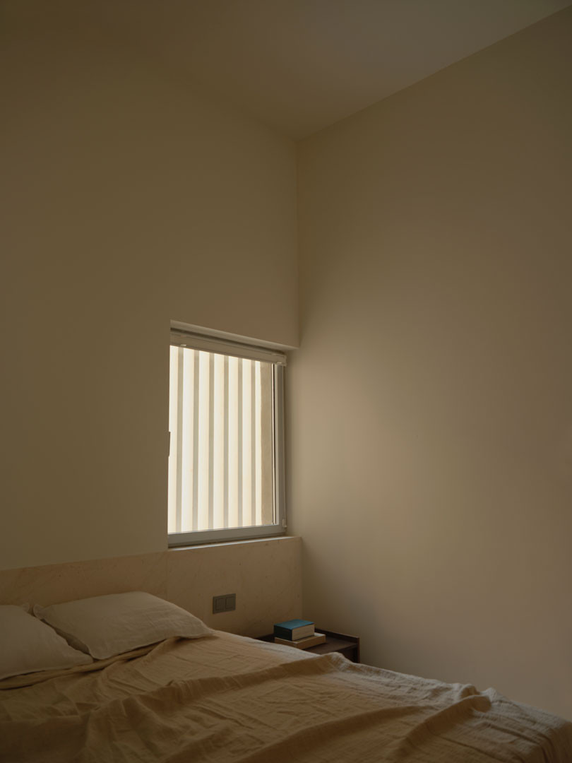 Dormitorio de Casa Nido con ventana pequeña y luz cálida