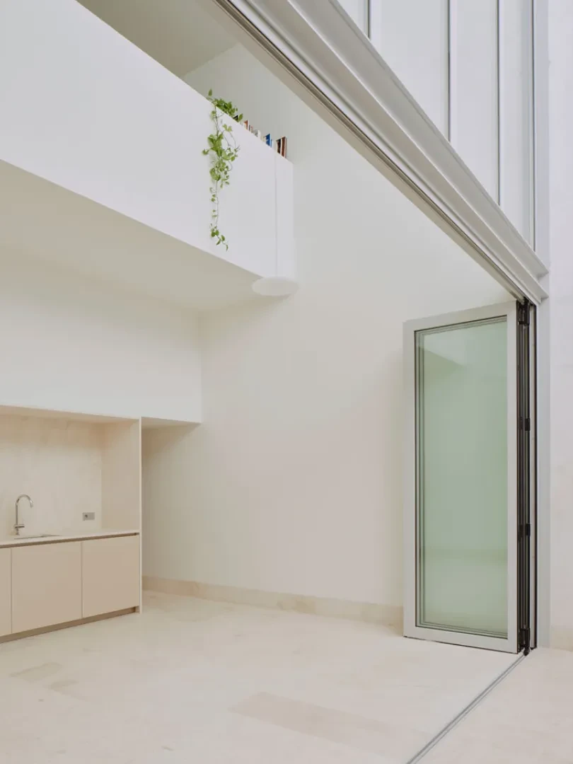 Cocina de Casa Nido y puerta abierta al patio