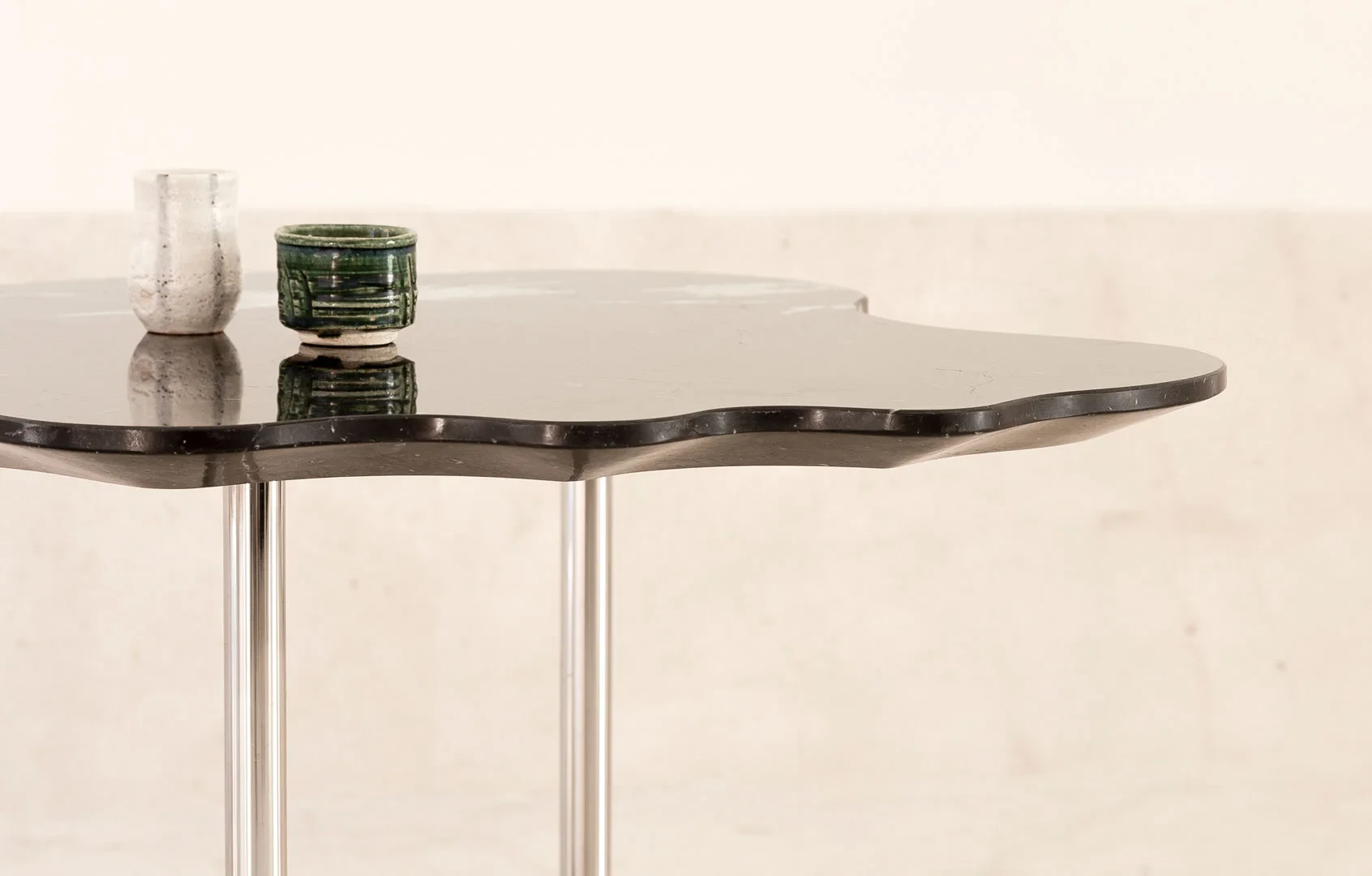 Thin edge and steel legs of the Lago table