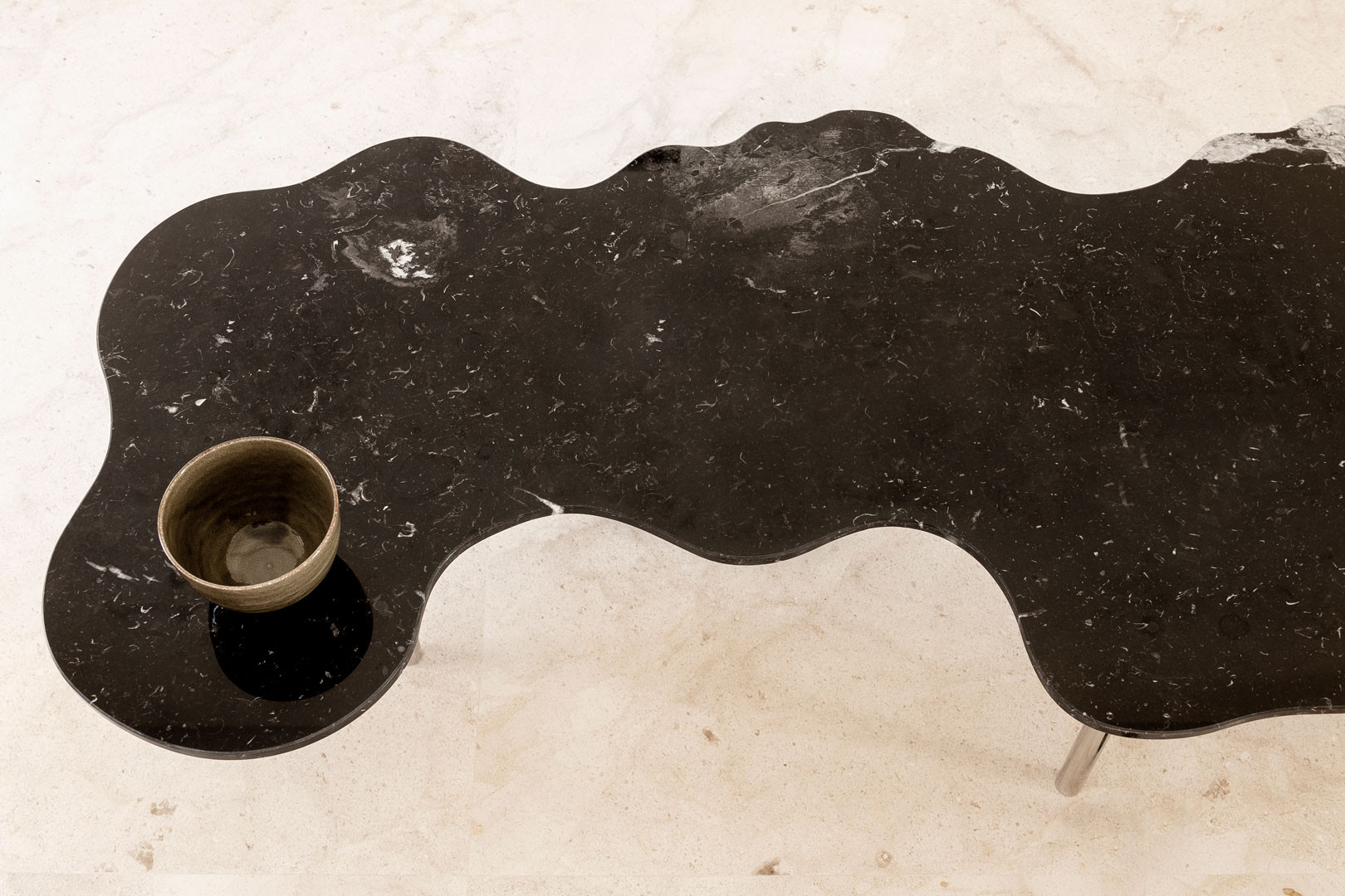 Detail of the Lago table top with a bowl