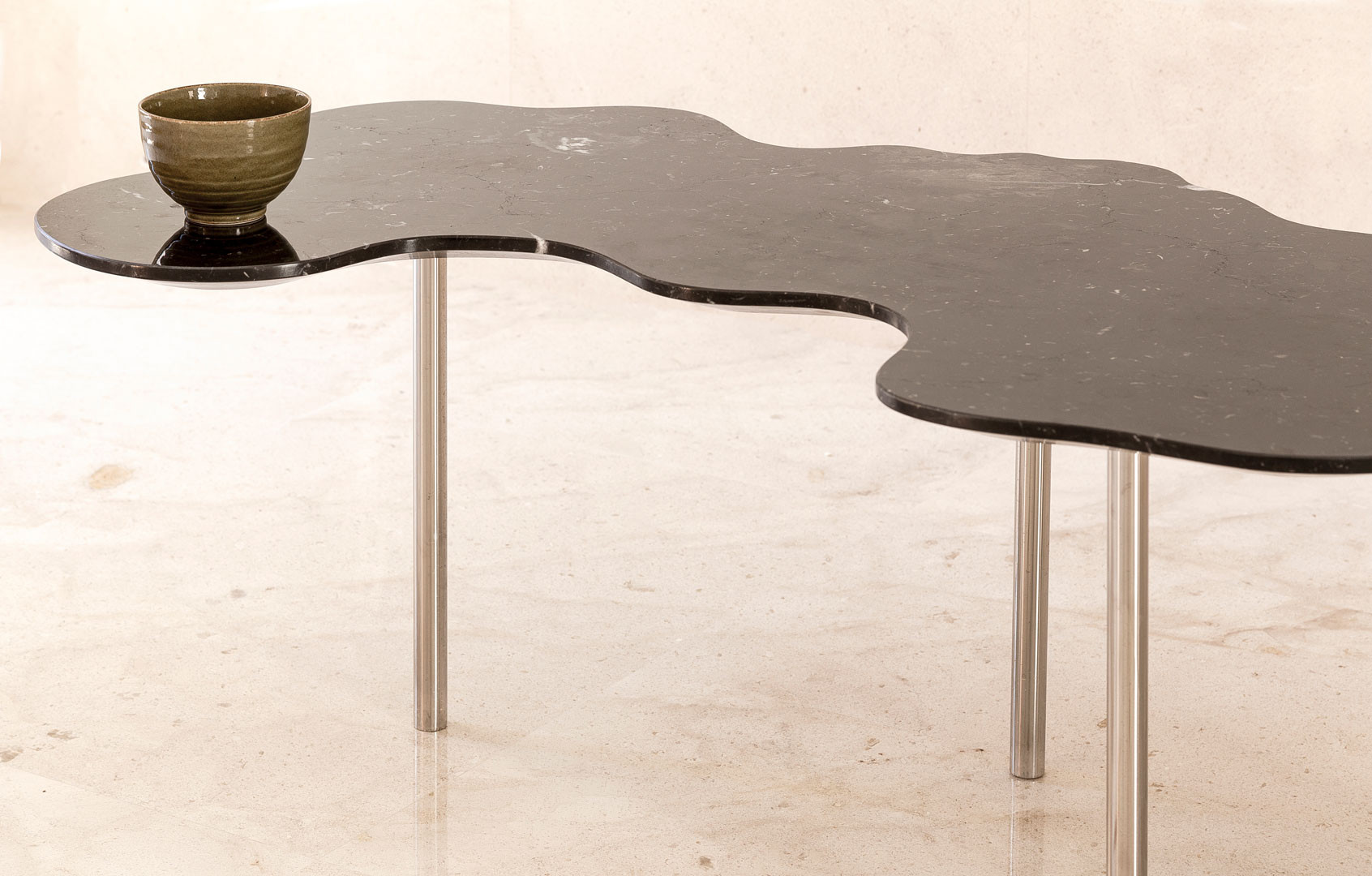 Profile of the Lago table with a bowl on the stone top