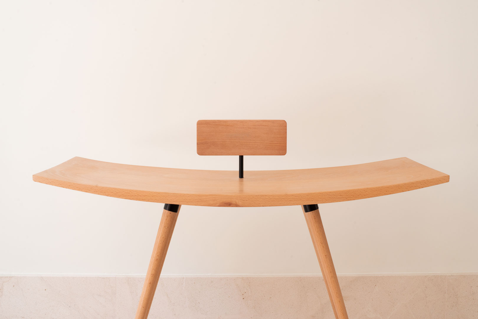 Alzado frontal de la silla Moji, con la curva del tablero del asiento