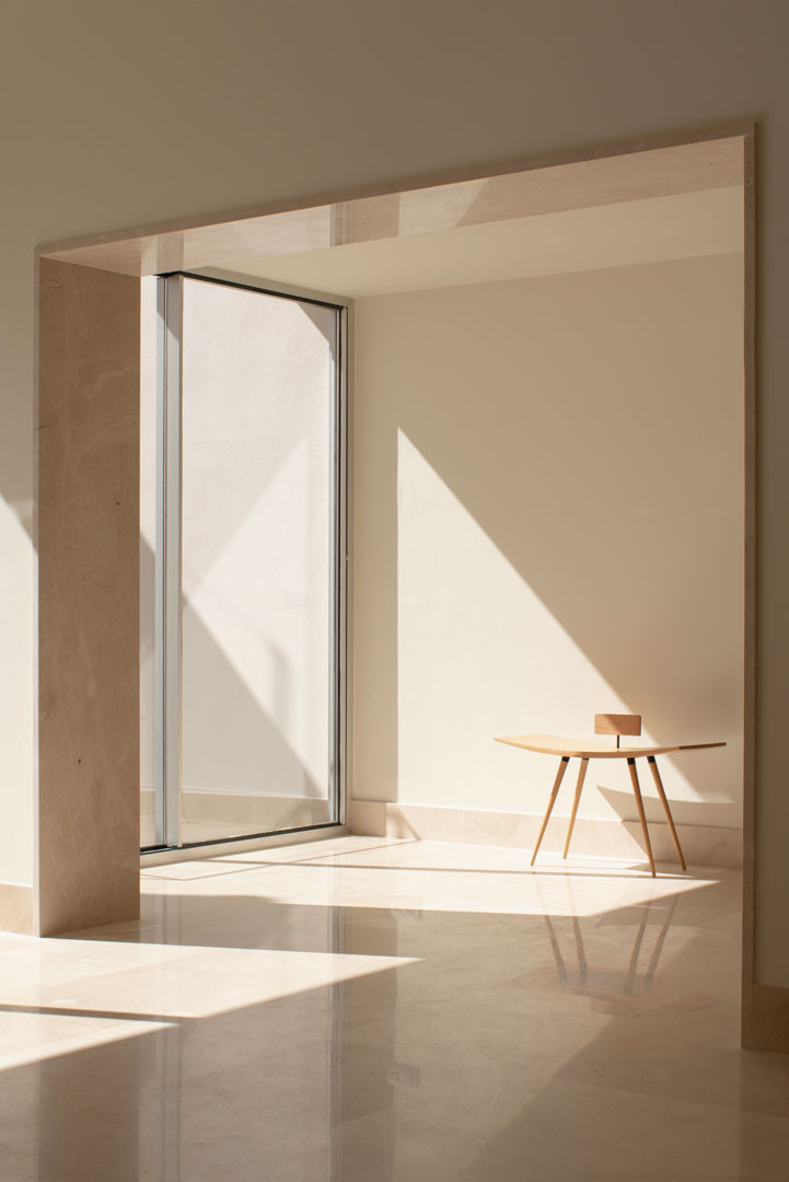 Silla Moji en una sala con luz lateral a través de un vano