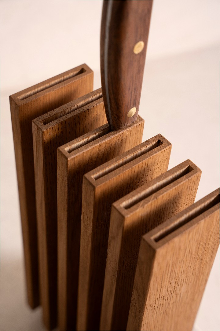 Fundas individuales de madera de Petra dispuestas de forma asimétrica