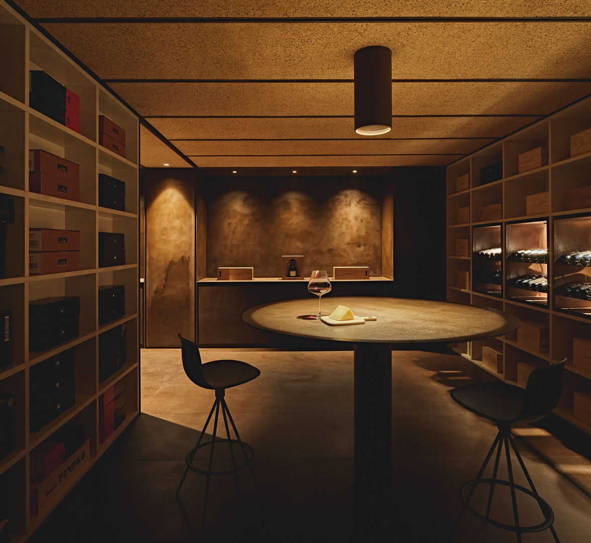 Circular tasting table with stools at the centre of Tinta